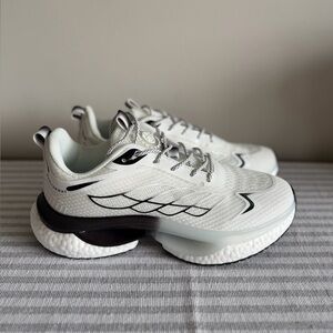 Women's NEW White and Black Shoes Size 39 aka 8 #260330